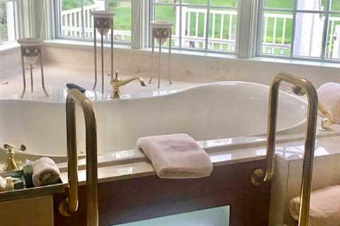 Celebrate Valentine's Day at a Hotel With Wine Glass Jacuzzi - travelnowsmart.com