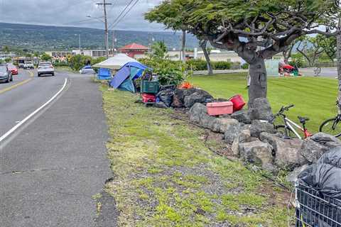 Houseless at Kona Aquatics Center dreading Wednesday’s Hawaiʻi County sweep