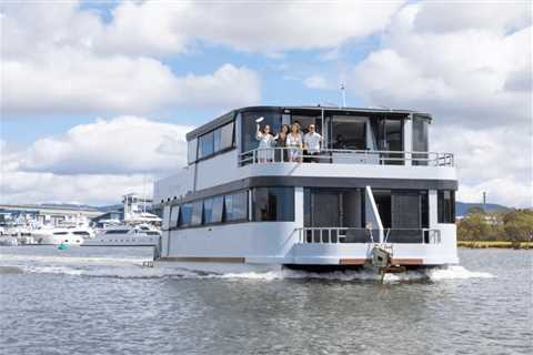 8 Best Luxury Amenities in Rental Houseboats - Boat Hire Hub