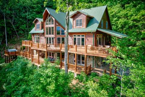 A High Country Retreat - Log Cabin with 5 Bedrooms in Boone, NC | Sleeps 16